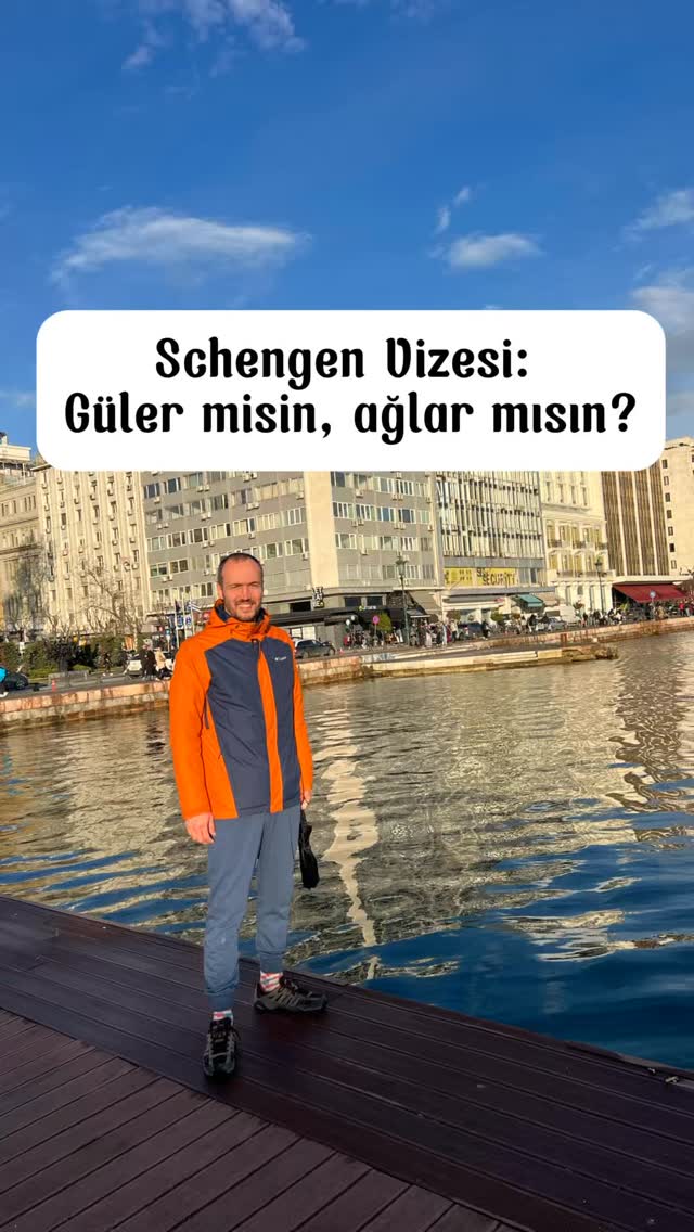 Fonda dertli bir müzik, sahnede biz. 🥲 Çok fazla bir şey söylemeye gerek yok aslında; gönül istedi karavanla Avrupa’yı gezelim, gerçekler dedi ki otur oturduğun yere. 😂Biz de koskoca bitmeyen 10 günlük tek girişli vizemizle komşuya bir gittik, bu reelsı da yerinde çektik. 😂Siz de muzdarip misiniz bu konudan? Önemli noktalarınız neler? Aydınlatın bizi 😅