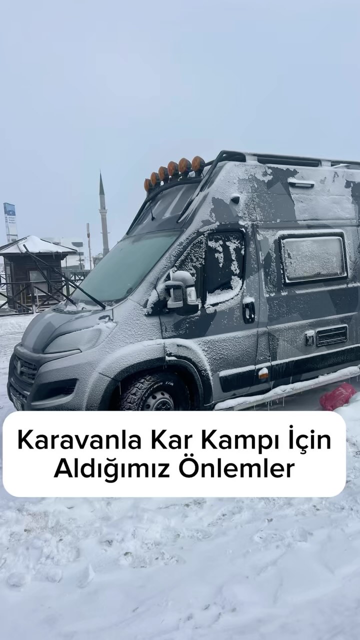 Karavanda Kar Kampı İçin Aldığımız ÖnlemlerKaravanda kar kampı yaparken romantizme değil, gerçeklere hazırlıklı olmak lazım! İşte soğuk havalarda sıkıntı yaşamamak için aldığımız önlemler:✅ Isıtıcı ve Hortum İzolasyonu: Dizel ısıtıcının otomatiğini ve hortumlarını izocam ile izole ettik. Soğukta verimli çalışması için bu kritik!✅ Antifriz Kontrolü: Antifriz olmazsa olmaz. Kendi ölçüm cihazınızı alın ve yola çıkmadan mutlaka ölçüm yapın. Yetersiz antifriz, motorunuzun donmasına neden olabilir.✅ Akü Takviye Cihazı: Soğukta akü zayıflayabilir. Mutlaka bir akü takviye cihazı bulundurun. Karavanınız sabah çalışmazsa büyük sıkıntı olur.✅ Benzinli Jeneratör: Yeterli güneş alamadığınızda yaşam akülerini doldurabilmek için iyi bir B planı. Ayrıca elektrikli ısıtıcıyı da çalıştırabilirsiniz.✅ Elektrikli Isıtıcı: Şebeke elektriğine ulaşamazsanız, jeneratörle çalıştırabileceğiniz bir elektrikli ısıtıcı hayat kurtarabilir.✅ Uyku Tulumu: En kötü senaryo için kaliteli bir uyku tulumu şart. Isıtıcı çalışmasa bile geceyi konforlu geçirmenizi sağlar.✅ Kışlık Lastik ve Zincir: Mutlaka kışlık lastik kullanın ve yanınızda zincir bulundurun. Ek olarak, karda ve buzda çıkış için kum paleti de taşıyoruz.✅ Yedek Tüp: Soğuk hava ve yüksek irtifa nedeniyle tüpün tamamını kullanamayabilirsiniz. Bu yüzden yedek tüp bulundurmak şart.✅ Yüksek İrtifa İçin Uygun Dizel Isıtıcı: Bazı dizel ısıtıcılar yüksek irtifada verimli çalışmaz ve ekstra yüksek irtifa kitine ihtiyaç duyar. Buna uygun bir model seçtik.✅ Antifrizli Cam Suyu: Cam silecek suyunuzun antifrizli olduğundan emin olun. Aksi takdirde camınız buzlanır ve görüşünüz ciddi şekilde azalır.Bunlar bizim aldığımız önlemler, sizin de önerileriniz varsa yorumlara yazın ki hepimiz öğrenelim! 👇#kamp #karavan #camping