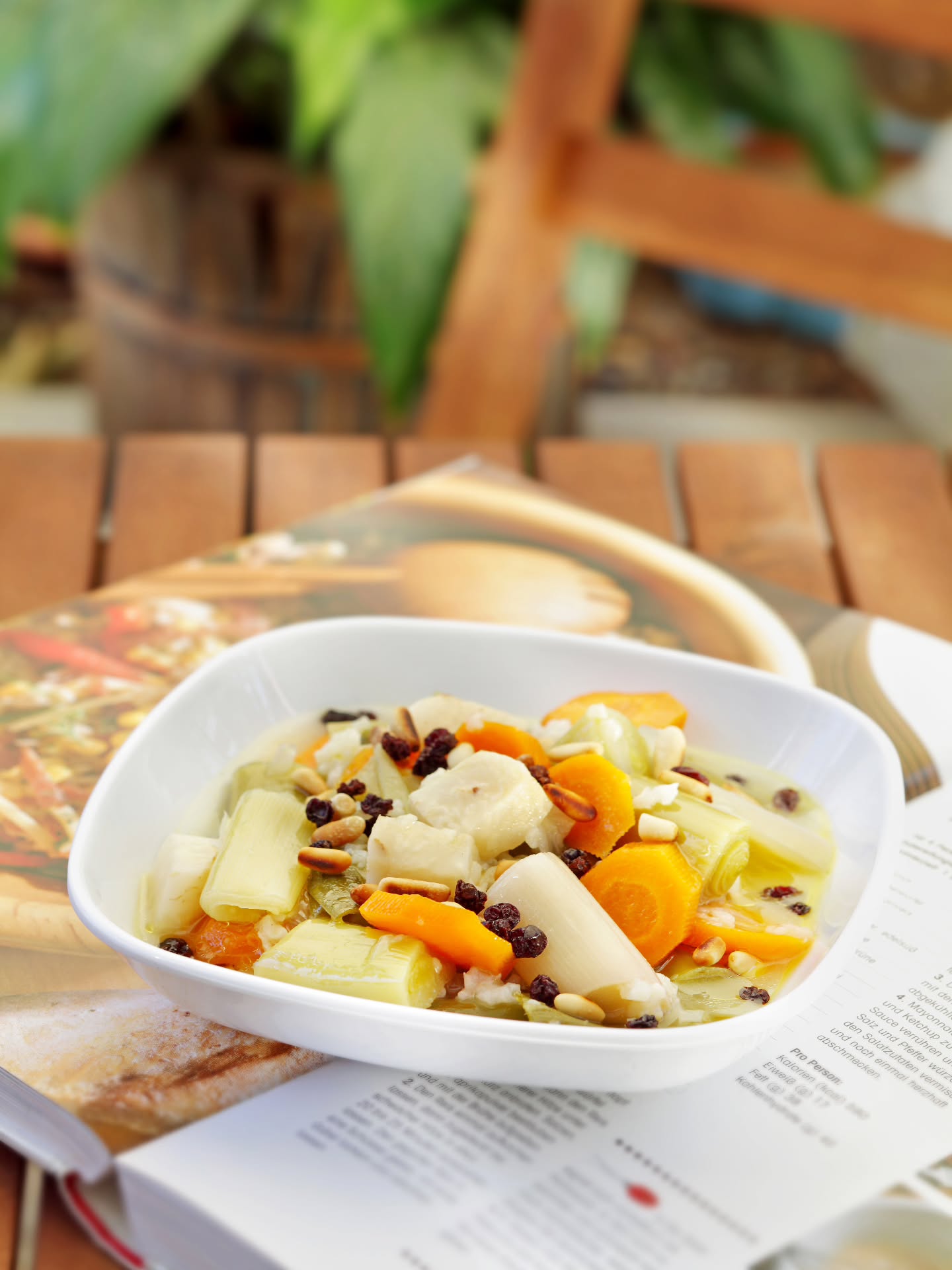 Ayvalı ve Kerevizli Pırasa
Fotoğraf: @ozgurbak
Tarif: Serap Yomra
(4 Kişilik)
Malzemeler:
1 kilo pırasa
2 adet orta boy soğan
2 adet büyük boy havuç
1 adet ayva
1 adet kereviz
1 limonun suyu
1 kahve fincanı kuşüzümü
1 tatlı kaşığı toz şeker
1 su bardağı mandalina veya portakal suyu
1 çay bardağı zeytinyağı
1 çay bardağı su
1 çorba kaşığı dolmalık fıstık
Hazırlanışı:
Kuşüzümlerini sıcak suda 10 dakika kadar bekletin. Soğanı soyup halka şeklinde doğradıktan sonra tuz ile iyice ovun. Pırasaları temizleyip yarım parmak uzunluğunda, verev şeklinde kesin. Havuçları soyup halka şeklinde kesin. Ayva ve kerevizin kabuğunu soyup küp şeklinde doğradıktan sonra 1 limonun suyunu sıkıp karıştırın. Tencerenin dibine pırasaları yayın. Üzerine sırasıyla havucu, soğanı, ayvayı ve kerevizi yerleştirin. En son tuzunu, dolmalık kuşüzümleri ile şekeri serpin, zeytinyağını ve suyunu dökün. Çok kısık ateşte pırasalar yumuşayıncaya kadar yaklaşık 40-45 dakika pişirin. Yemeği ocaktan almaya 5 dakika kala mandalina veya portakal suyunu ekleyin. Ateşi yükseltip meyve suyunu hafif çektirin. Ocaktan alın. İsteğe göre üzeri için, tavada yağsız olarak kavrulmuş dolmalık fıstıkları serpebilirsiniz. Ilık veya soğuk servis yapın.
#AyvalıKerevizliPırasa #KışYemekleri #Zeytinyağlılar #TürkMutfağı #SağlıklıBeslenme #MevsimSebzeleri #VeganYemekler #VejetaryenTarifler #EvYemekleri #LezzetliTarifler #Kereviz #Pırasa #Ayva #SebzeYemeği #DoğalBeslenme #GelenekselLezzetler #ZeytinyağlıYemekler #KışMenüsü #MevsimLezzetleri #TarifÖnerisi Ayvalı ve Kerevizli Pırasa
Fotoğraf: @ozgurbak
Tarif: Serap Yomra
(4 Kişilik)
Malzemeler:
1 kilo pırasa
2 adet orta boy soğan
2 adet büyük boy havuç
1 adet ayva
1 adet kereviz
1 limonun suyu
1 kahve fincanı kuşüzümü
1 tatlı kaşığı toz şeker
1 su bardağı mandalina veya portakal suyu
1 çay bardağı zeytinyağı
1 çay bardağı su
1 çorba kaşığı dolmalık fıstık
Hazırlanışı:
Kuşüzümlerini sıcak suda 10 dakika kadar bekletin. Soğanı soyup halka şeklinde doğradıktan sonra tuz ile iyice ovun. Pırasaları temizleyip yarım parmak uzunluğunda, verev şeklinde kesin. Havuçları soyup halka şeklinde kesin. Ayva ve kerevizin kabuğunu soyup küp şeklinde doğradıktan sonra 1 limonun suyunu sıkıp karıştırın. Tencerenin dibine pırasaları yayın. Üzerine sırasıyla havucu, soğanı, ayvayı ve kerevizi yerleştirin. En son tuzunu, dolmalık kuşüzümleri ile şekeri serpin, zeytinyağını ve suyunu dökün. Çok kısık ateşte pırasalar yumuşayıncaya kadar yaklaşık 40-45 dakika pişirin. Yemeği ocaktan almaya 5 dakika kala mandalina veya portakal suyunu ekleyin. Ateşi yükseltip meyve suyunu hafif çektirin. Ocaktan alın. İsteğe göre üzeri için, tavada yağsız olarak kavrulmuş dolmalık fıstıkları serpebilirsiniz. Ilık veya soğuk servis yapın.
#AyvalıKerevizliPırasa #KışYemekleri #Zeytinyağlılar #TürkMutfağı #SağlıklıBeslenme #MevsimSebzeleri #VeganYemekler #VejetaryenTarifler #EvYemekleri #LezzetliTarifler #Kereviz #Pırasa #Ayva #SebzeYemeği #DoğalBeslenme #GelenekselLezzetler #ZeytinyağlıYemekler #KışMenüsü #MevsimLezzetleri #TarifÖnerisi