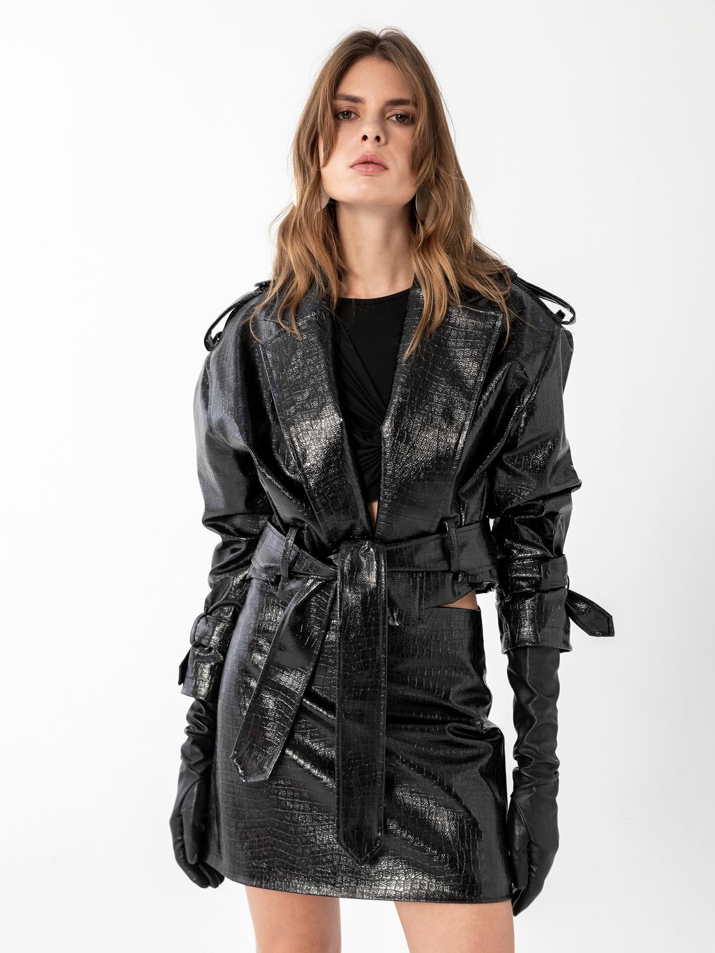 Parlak dokular, güçlü siluet.
Zamansız şıklığın iddialı yorumu.
Glossy textures, a strong silhouette. A bold interpretation of timeless elegance.
#allsences