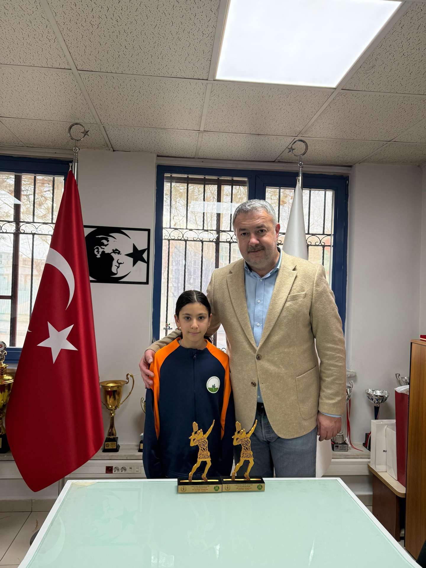 Türkiye Tenis Federasyonu tarafından 19–23 Ocak tarihleri arasında Zonguldak’ta düzenlenen Ulusal 12 Yaş Kış Kupası’nda önemli bir başarıya imza atan… Türkiye Tenis Federasyonu tarafından 19–23 Ocak tarihleri arasında Zonguldak’ta düzenlenen Ulusal 12 Yaş Kış Kupası’nda önemli bir başarıya imza atan…