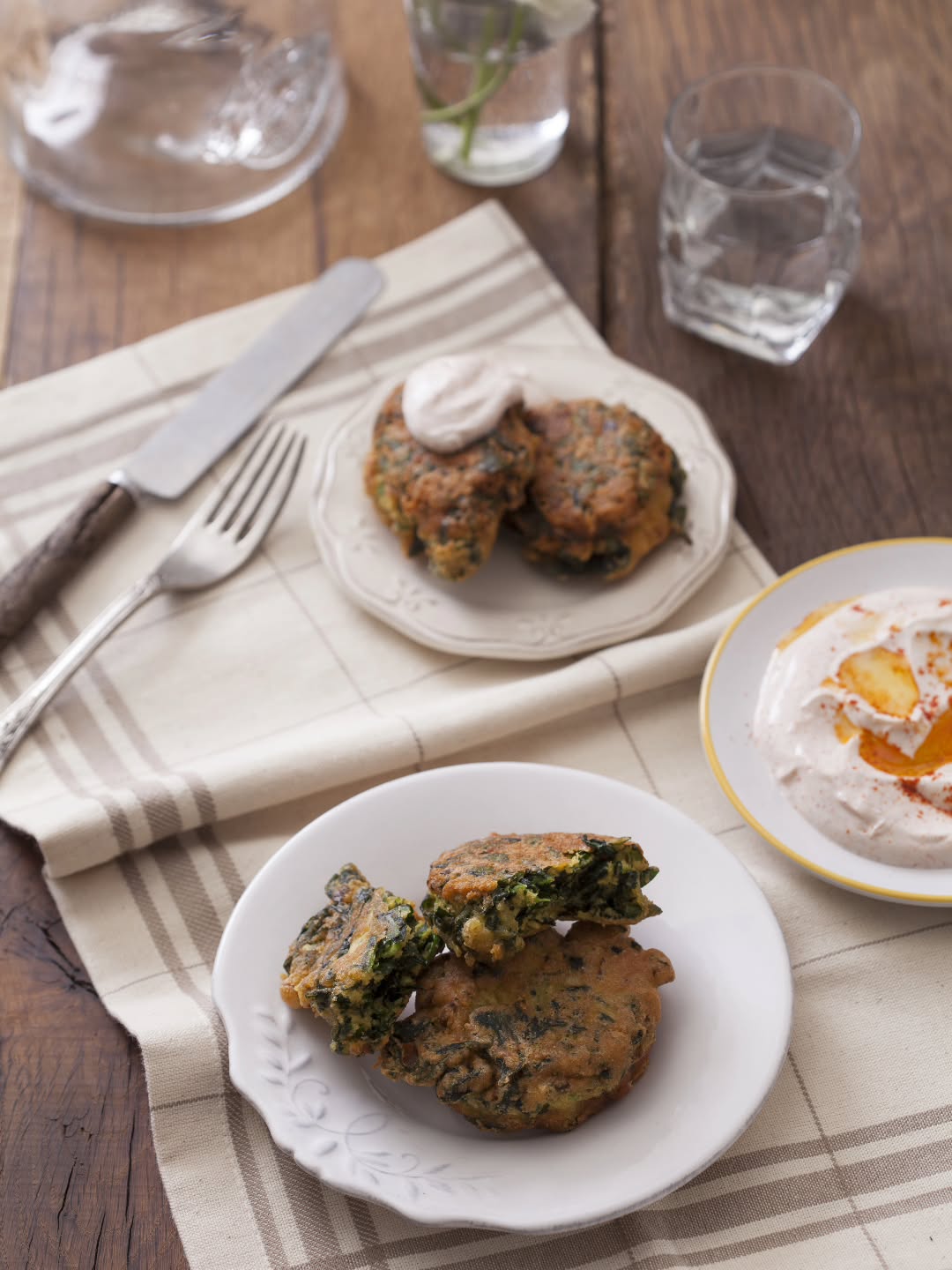 Ispanak Mücveri
Yapım @muserrefkartaler
Fotoğraf @handegoksan
(4 Kişilik)
Malzemeler:
500 gram ıspanak
Yarım demet taze soğan
3 adet yumurta
2 yemek kaşığı mısır unu
2 yemek kaşığı un
1 paket kabartma tozu
Tuz, karabiber
Kızartmak için sıvı yağ
Hazırlanışı:
Ispanakları saplarıyla beraber yıkayıp, temizleyip ince doğrayın. Ardından kaynayan suya atın ve 2 dakika bekletip soğuk su dolu bir kaba alarak soğutun ve elinizle iyice sıkın. Taze soğanları ince kıyın.
Derin bir kapta ıspanaklar, taze soğan, unlar ve yumurtaları tuz ve karabiber ilave ederek karıştırın. Kızartacağınız tavaya 2 parmak yağ dökün ve ısıtın. Mücver karışımından yemek kaşığı ile alın ve tavaya bırakın. Her iki tarafını kızartın.
Aklınızda bulunsun:
-Bu tarz mücver kızartmalarında yağın ısısı çok önemlidir. Yağ fazla kızgın olursa mücverinizin içi pişmez. Yağ az ısınmış olursa da mücveriniz çok yağ çeker. Baştan doğru ısıyı bulup onu korumak önemlidir.
- iYağınız kızartmayı yaparken fazla ısınırsa ara ara bir parça soğuk yağ ekleyerek dengede tutabilirsiniz.
#ıspanakmücveri #mücver #ıspanak #çaysaati Ispanak Mücveri
Yapım @muserrefkartaler
Fotoğraf @handegoksan
(4 Kişilik)
Malzemeler:
500 gram ıspanak
Yarım demet taze soğan
3 adet yumurta
2 yemek kaşığı mısır unu
2 yemek kaşığı un
1 paket kabartma tozu
Tuz, karabiber
Kızartmak için sıvı yağ
Hazırlanışı:
Ispanakları saplarıyla beraber yıkayıp, temizleyip ince doğrayın. Ardından kaynayan suya atın ve 2 dakika bekletip soğuk su dolu bir kaba alarak soğutun ve elinizle iyice sıkın. Taze soğanları ince kıyın.
Derin bir kapta ıspanaklar, taze soğan, unlar ve yumurtaları tuz ve karabiber ilave ederek karıştırın. Kızartacağınız tavaya 2 parmak yağ dökün ve ısıtın. Mücver karışımından yemek kaşığı ile alın ve tavaya bırakın. Her iki tarafını kızartın.
Aklınızda bulunsun:
-Bu tarz mücver kızartmalarında yağın ısısı çok önemlidir. Yağ fazla kızgın olursa mücverinizin içi pişmez. Yağ az ısınmış olursa da mücveriniz çok yağ çeker. Baştan doğru ısıyı bulup onu korumak önemlidir.
- iYağınız kızartmayı yaparken fazla ısınırsa ara ara bir parça soğuk yağ ekleyerek dengede tutabilirsiniz.
#ıspanakmücveri #mücver #ıspanak #çaysaati