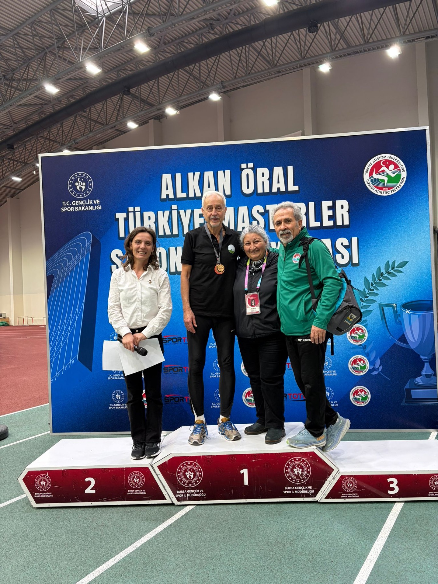 MASTER ATLETİMİZ DR. MURAT KAÇAR’DAN TARİHİ BAŞARI Master atletimiz Dr. Murat Kaçar, 31 Ocak – 1 Şubat 2026 tarihlerinde Osmangazi Atletizm Salonu’nda… MASTER ATLETİMİZ DR. MURAT KAÇAR’DAN TARİHİ BAŞARI Master atletimiz Dr. Murat Kaçar, 31 Ocak – 1 Şubat 2026 tarihlerinde Osmangazi Atletizm Salonu’nda…