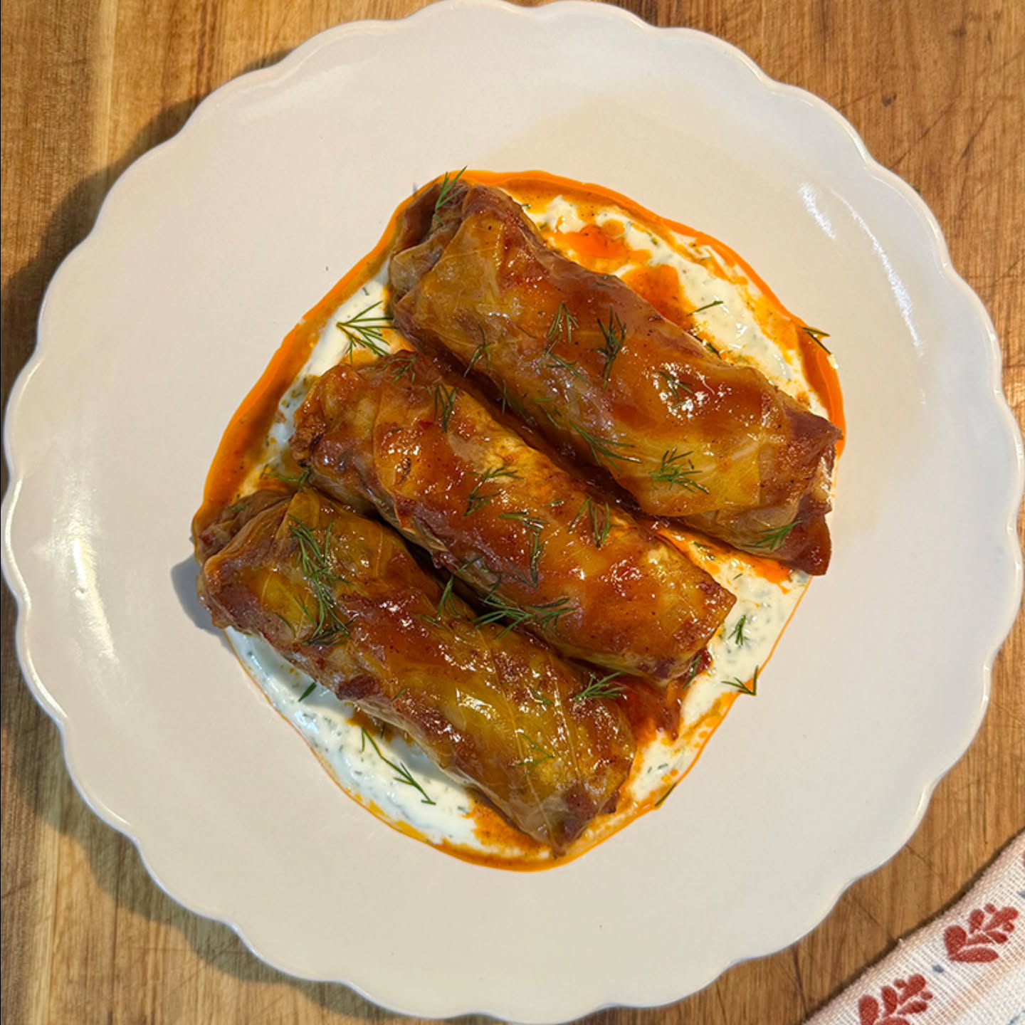 Etli Lahana Sarması
Malzemeler:
Sarma için:
• 1 büyük yeşil lahana
• 450 g kıyma
• 1½ su bardağı California Calrose Pirinci
• 1 orta boy domates, ince doğranmış
• 1 orta boy soğan, ince doğranmış
• 2 yemek kaşığı taze dereotu, doğranmış
• ¼ su bardağı taze kişniş, doğranmış
• 3 diş sarımsak, ezilmiş
• 2 yemek kaşığı domates salçası
• 1 yemek kaşığı biber salçası
• 1 yemek kaşığı zeytinyağı
• ½ çay kaşığı tarçın
• ½ çay kaşığı muskat rendesi
• 2 çay kaşığı yenibahar
• 1 çay kaşığı pul biber
• 1½ çay kaşığı köri
• 1½ çay kaşığı toz kırmızı biber
• ½ çay kaşığı toz karanfil
• 1½ çay kaşığı taze çekilmiş karabiber
• 1 yemek kaşığı tuz
Domatesli tavuk suyu için:
• 3 su bardağı kaynar su
• 3 yemek kaşığı domates salçası
• 1½ yemek kaşığı zeytinyağı
• 1½ yemek kaşığı nar ekşisi
• 1 çay kaşığı pul biber
• 1 çay kaşığı kimyon
• 1½ çay kaşığı yenibahar
• 1½ çay kaşığı toz kırmızı biber
• 1½ çay kaşığı tavuk bulyon
• 1½ çay kaşığı tuz
Hazırlanışı:
Büyük bir tencerede su kaynatın. Lahanayı bütün halde tencereye alın ve dış yaprakları yumuşamaya başlayana kadar yaklaşık 5 dakika haşlayın. Lahanayı tencereden çıkarıp biraz soğumaya bırakın. Büyük yaprakl Etli Lahana Sarması
Malzemeler:
Sarma için:
• 1 büyük yeşil lahana
• 450 g kıyma
• 1½ su bardağı California Calrose Pirinci
• 1 orta boy domates, ince doğranmış
• 1 orta boy soğan, ince doğranmış
• 2 yemek kaşığı taze dereotu, doğranmış
• ¼ su bardağı taze kişniş, doğranmış
• 3 diş sarımsak, ezilmiş
• 2 yemek kaşığı domates salçası
• 1 yemek kaşığı biber salçası
• 1 yemek kaşığı zeytinyağı
• ½ çay kaşığı tarçın
• ½ çay kaşığı muskat rendesi
• 2 çay kaşığı yenibahar
• 1 çay kaşığı pul biber
• 1½ çay kaşığı köri
• 1½ çay kaşığı toz kırmızı biber
• ½ çay kaşığı toz karanfil
• 1½ çay kaşığı taze çekilmiş karabiber
• 1 yemek kaşığı tuz
Domatesli tavuk suyu için:
• 3 su bardağı kaynar su
• 3 yemek kaşığı domates salçası
• 1½ yemek kaşığı zeytinyağı
• 1½ yemek kaşığı nar ekşisi
• 1 çay kaşığı pul biber
• 1 çay kaşığı kimyon
• 1½ çay kaşığı yenibahar
• 1½ çay kaşığı toz kırmızı biber
• 1½ çay kaşığı tavuk bulyon
• 1½ çay kaşığı tuz
Hazırlanışı:
Büyük bir tencerede su kaynatın. Lahanayı bütün halde tencereye alın ve dış yaprakları yumuşamaya başlayana kadar yaklaşık 5 dakika haşlayın. Lahanayı tencereden çıkarıp biraz soğumaya bırakın. Büyük yaprakl